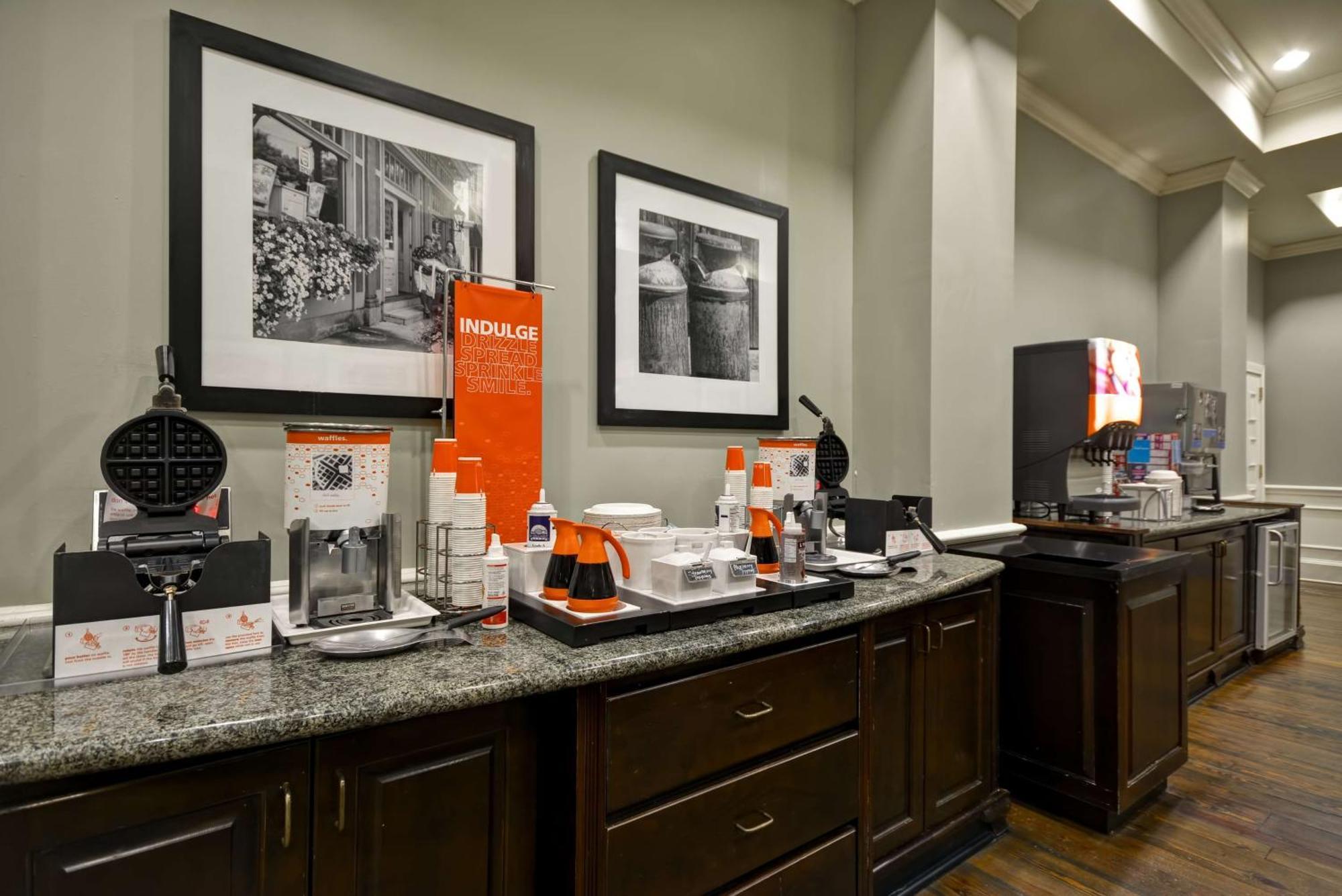 Hampton Inn & Suites Savannah Historic District Экстерьер фото